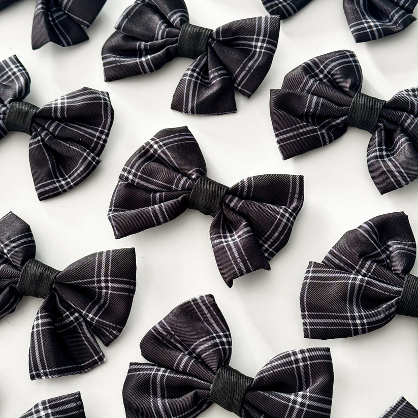 aDoraBle Pooch noir plaid sailors bow