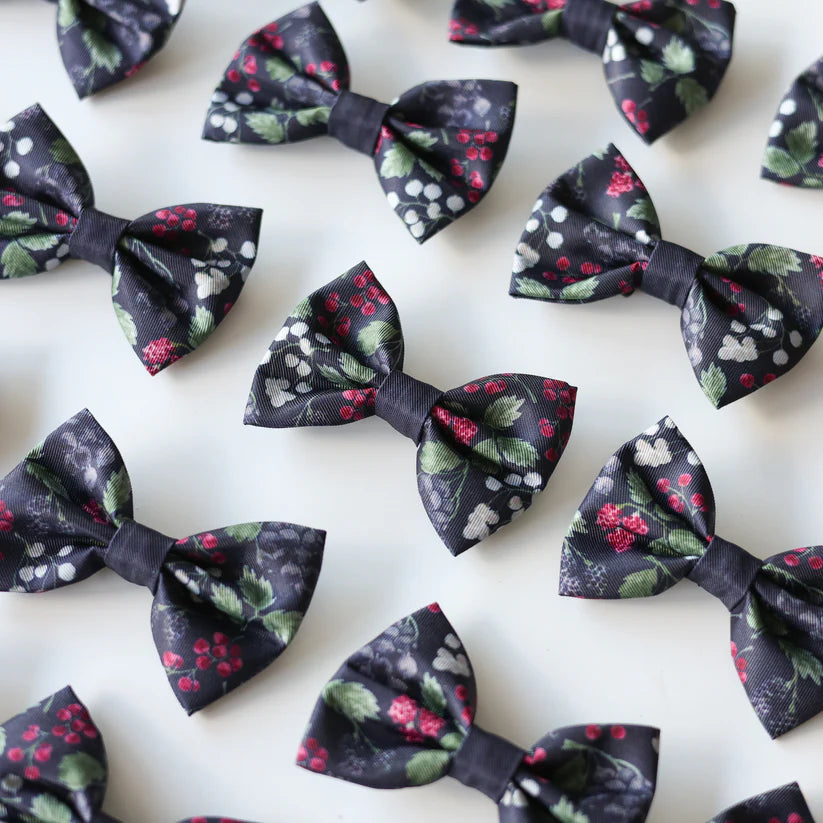 aDoraBle Pooch bramble berry bow