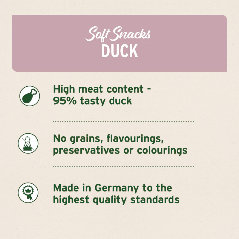 Product label for soft snacks with duck flavor, highlighting high meat content and quality standards.