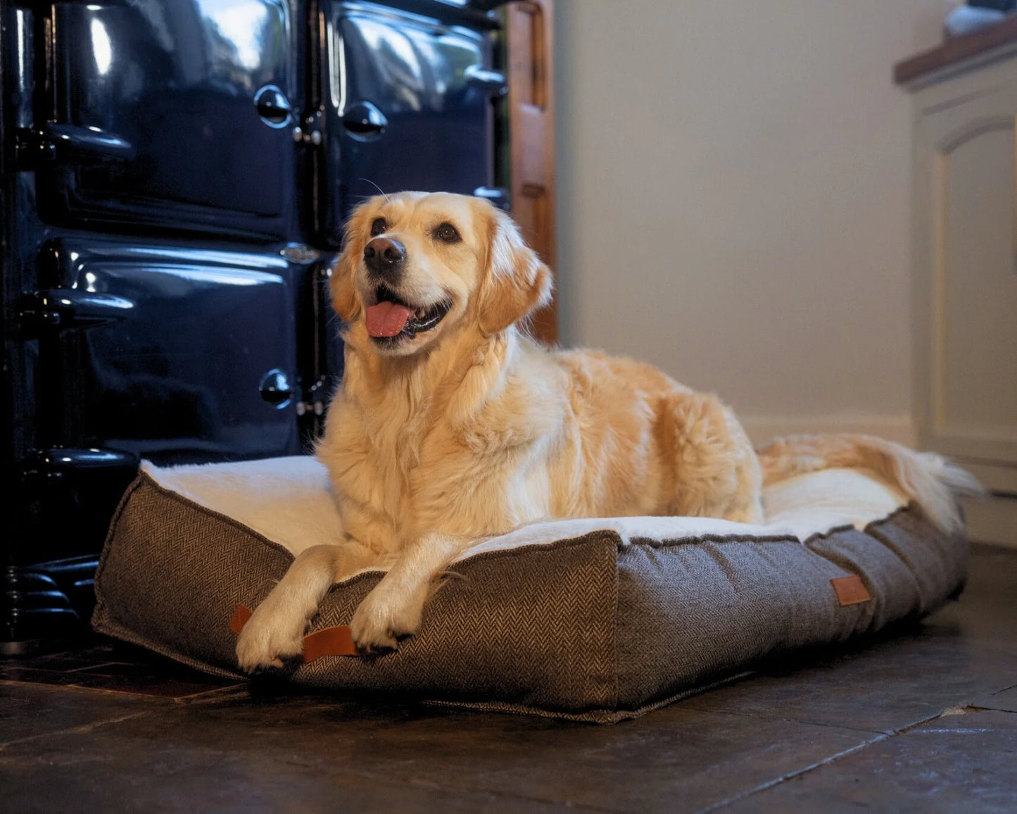 Ralph & Co Lincoln Luxury Tweed Dog Bed Golden Retriever